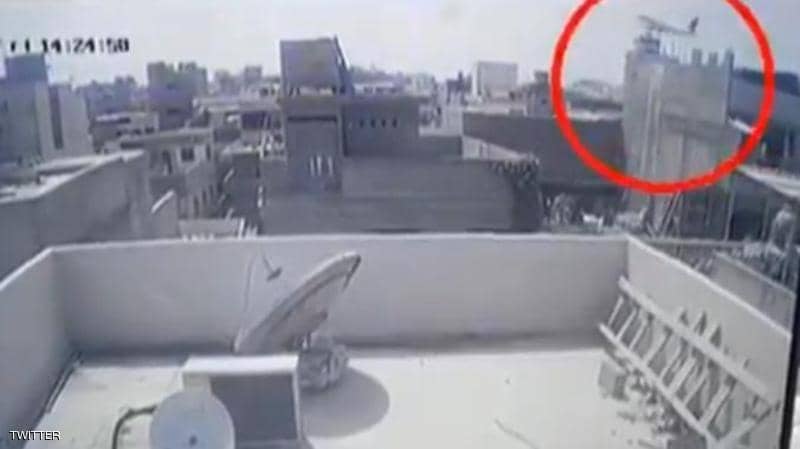 شاهد لحظة السقوط المروع لطائرة باكستانية فوق البنايات ومقتل العشرات..فيديو