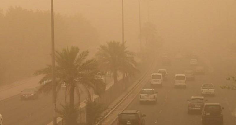 غبار جدة 799x423 1 - تنبيه من رياح وغبار على الرياض والقصيم وأمطار رعدية في مناطق أخرى