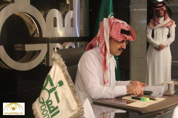 67684436 - شاهد الأمير الوليد بن طلال في شوارع الرياض ويلتقط سيلفي مع المواطنين..فيديو