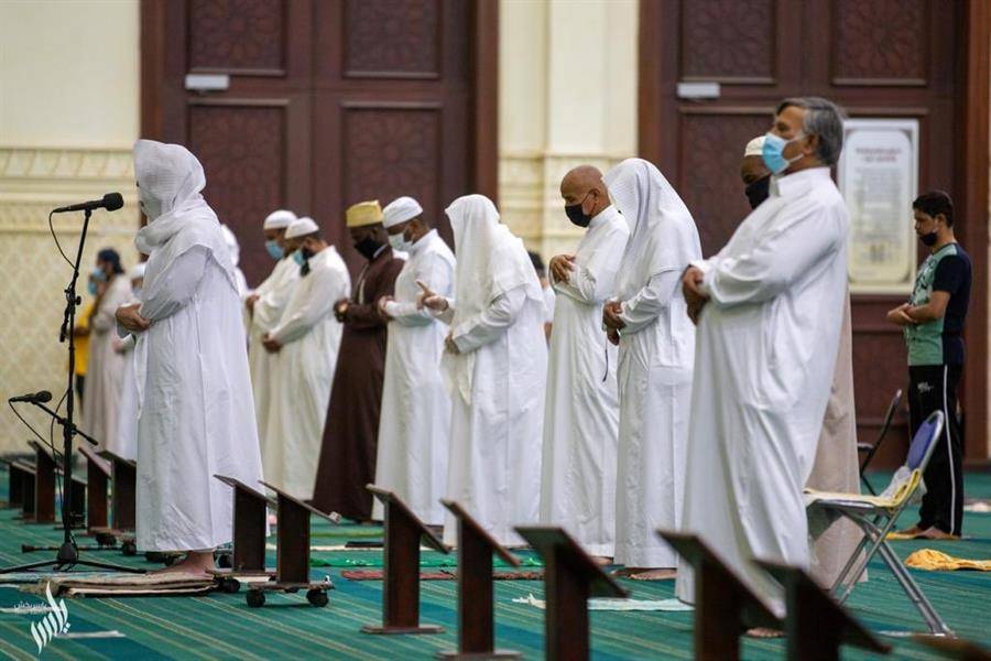 إقامة أول صلاة فجر في مساجد مكة بعد رفع إيقاف صلاة الجمعة والجماعة