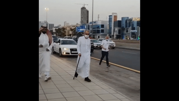 8c6eb315 3b40 4d00 a87d ee18977bff1b - شاهد الأمير الوليد بن طلال في شوارع الرياض ويلتقط سيلفي مع المواطنين..فيديو