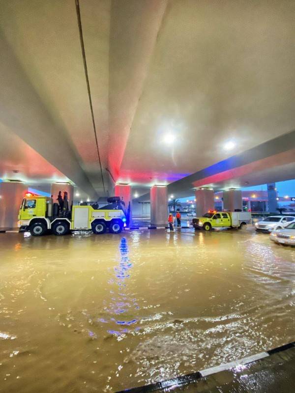 1607046 - السعودية : احتجاز للمركبات نتيجة هطول الأمطار .